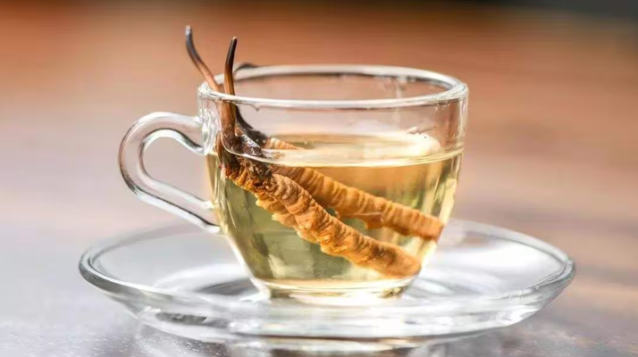 一杯蟲草水，健康新滋味：冬蟲夏草泡水喝的奇妙功效